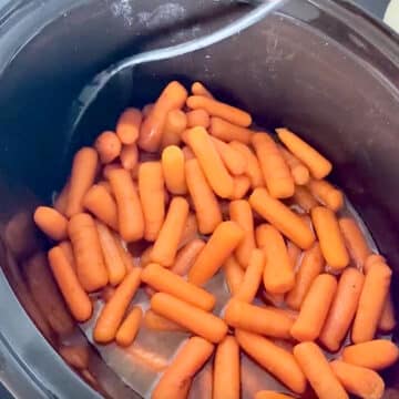 Mixing of carrots in sweet syrup.