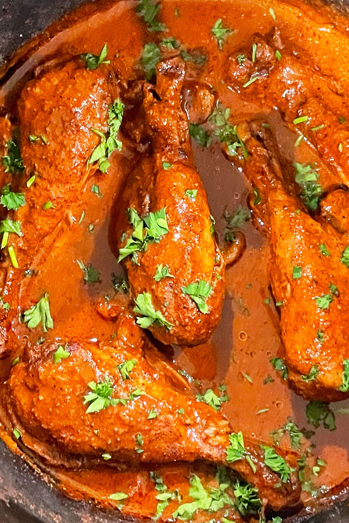 Easy Spicy Chicken Drumsticks in Black Slow Cooker. 